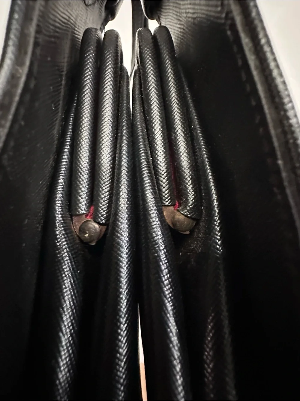 Vintage Vera Neumann Black Textured Vinyl Kiss-Lock Handbag - Vibrant Red Lining